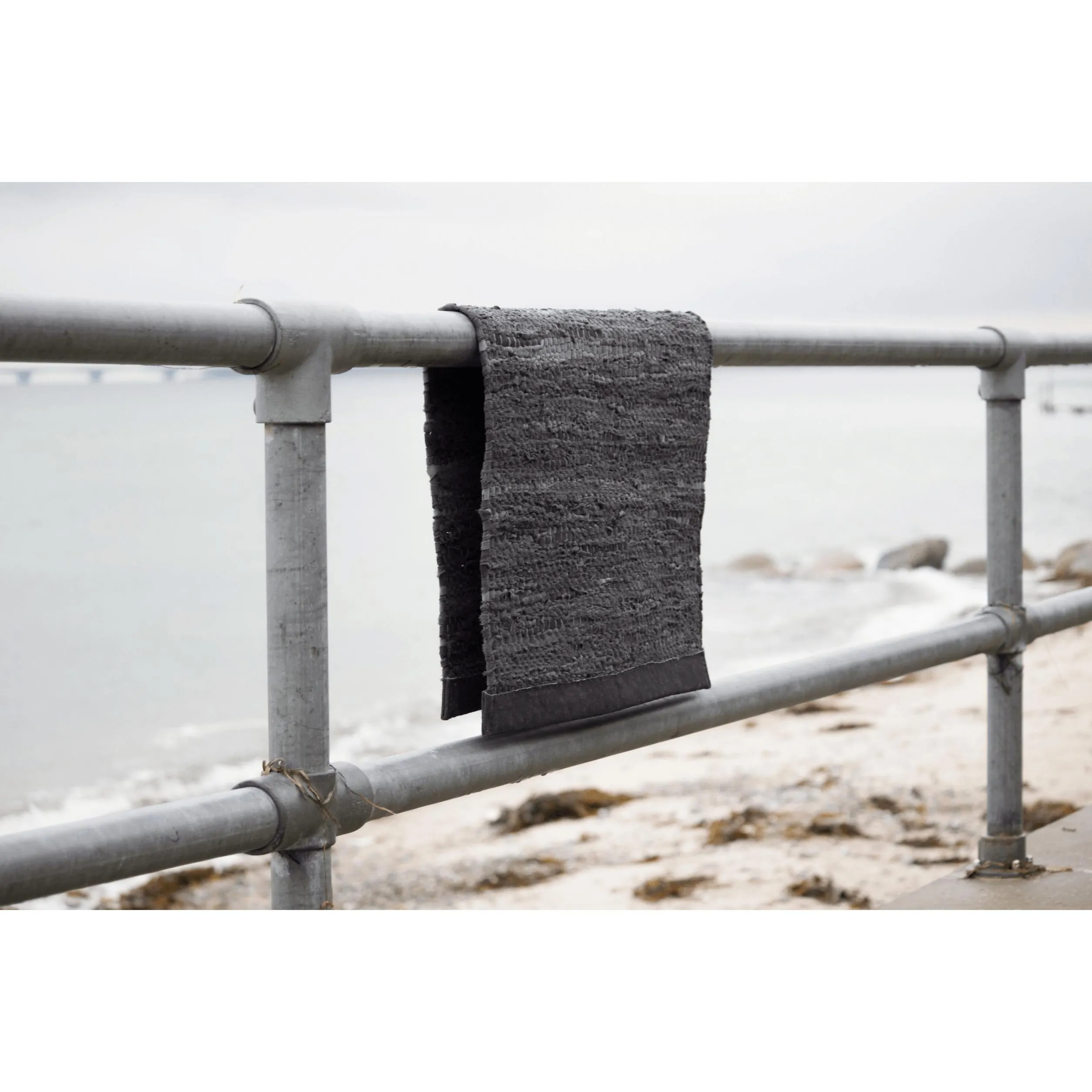 Rug Solid Leather Teppich Dark Grey, 75 x 400 cm